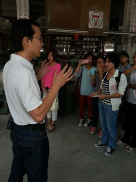2013年11月3日玉林师范学院的学生到仲礼陶瓷生产线学习陶瓷生产过程，我司营运总裁陈向阳向学生们详细讲解了陶瓷的各个生产流程及相关工艺知识。06