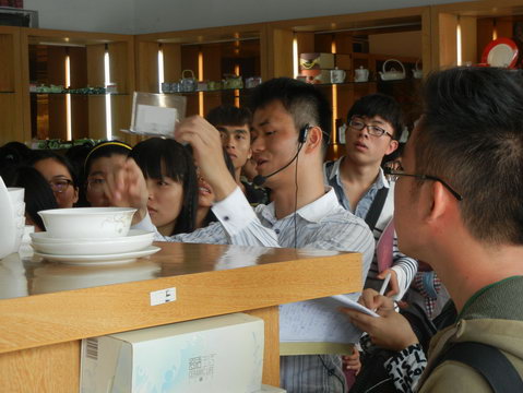 2013年11月3日玉林师范学院的学生到仲礼陶瓷生产线学习陶瓷生产过程，我司营运总裁陈向阳向学生们详细讲解了陶瓷的各个生产流程及相关工艺知识。18