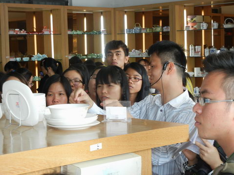 2013年11月3日玉林师范学院的学生到仲礼陶瓷生产线学习陶瓷生产过程，我司营运总裁陈向阳向学生们详细讲解了陶瓷的各个生产流程及相关工艺知识。19