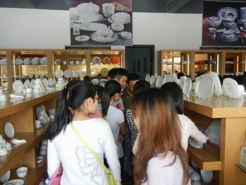 2013年11月3日玉林师范学院的学生到仲礼陶瓷生产线学习陶瓷生产过程，我司营运总裁陈向阳向学生们详细讲解了陶瓷的各个生产流程及相关工艺知识。20
