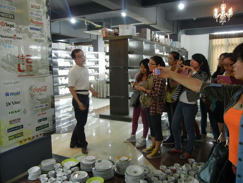 2013年11月3日玉林师范学院的学生到仲礼陶瓷生产线学习陶瓷生产过程，我司营运总裁陈向阳向学生们详细讲解了陶瓷的各个生产流程及相关工艺知识。26