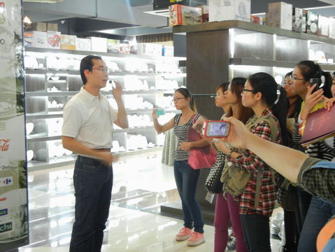2013年11月3日玉林师范学院的学生到仲礼陶瓷生产线学习陶瓷生产过程，我司营运总裁陈向阳向学生们详细讲解了陶瓷的各个生产流程及相关工艺知识。27