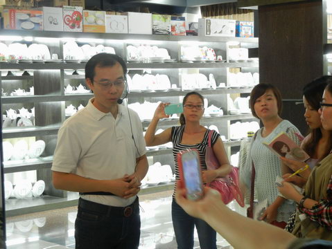 2013年11月3日玉林师范学院的学生到仲礼陶瓷生产线学习陶瓷生产过程，我司营运总裁陈向阳向学生们详细讲解了陶瓷的各个生产流程及相关工艺知识。28