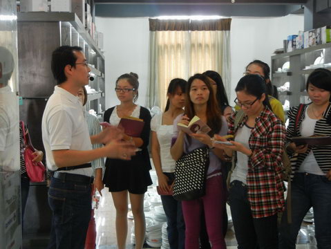 2013年11月3日玉林师范学院的学生到仲礼陶瓷生产线学习陶瓷生产过程，我司营运总裁陈向阳向学生们详细讲解了陶瓷的各个生产流程及相关工艺知识。30