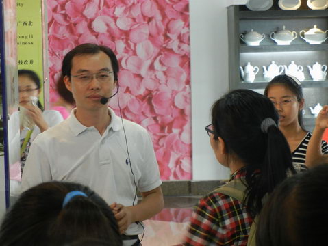 2013年11月3日玉林师范学院的学生到仲礼陶瓷生产线学习陶瓷生产过程，我司营运总裁陈向阳向学生们详细讲解了陶瓷的各个生产流程及相关工艺知识。33