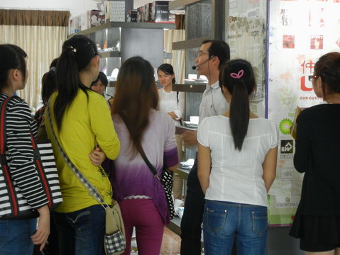 2013年11月3日玉林师范学院的学生到仲礼陶瓷生产线学习陶瓷生产过程，我司营运总裁陈向阳向学生们详细讲解了陶瓷的各个生产流程及相关工艺知识。37