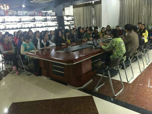 2015年12月23日下午，玉林师院外国语学院2012级、2013级挂榜班学生在该院应用英语实践教研室主任宁波老师带领下到我公司进行见习，公司副总经理陈大坤全程陪同此次见习活动。