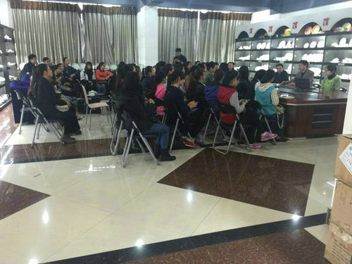 2015年12月23日下午，玉林师院外国语学院2012级、2013级挂榜班学生在该院应用英语实践教研室主任宁波老师带领下到我公司进行见习，公司副总经理陈大坤全程陪同此次见习活动。
