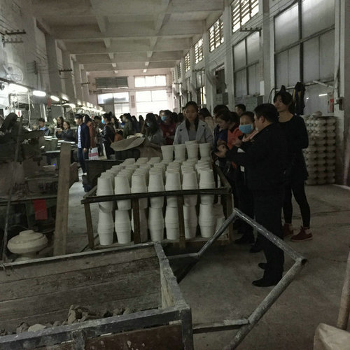 2015年12月23日下午，玉林师院外国语学院2012级、2013级挂榜班学生在该院应用英语实践教研室主任宁波老师带领下到我公司进行见习，公司副总经理陈大坤全程陪同此次见习活动。