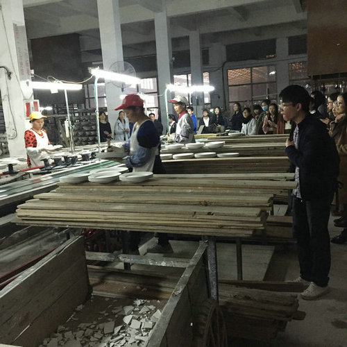 2015年12月23日下午，玉林师院外国语学院2012级、2013级挂榜班学生在该院应用英语实践教研室主任宁波老师带领下到我公司进行见习，公司副总经理陈大坤全程陪同此次见习活动。