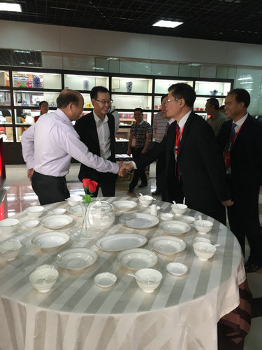 2016年4月18日仲礼公司参加了由中国陶瓷工业协会主办，北流市人民政府承办的第六届中国（北流）国际陶瓷博览会，我公司共参加了三个展区的产品展览，分别是仲礼展厅、国际展位区、电商展位区，展出的产品受到了各级领导、嘉宾、客商的好评。